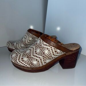 Korks Crochet Nora Clogs women’s size 9 M